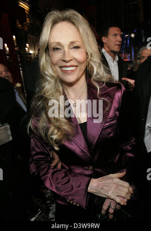 L'actrice Faye Dunaway nous sourit pour l'appareil photo vers le 'Lambertz lundi soir - Chocolat & Fashion" à Cologne, en Allemagne, lundi 29 janvier 2007. Photo : Joerg Carstensen Banque D'Images