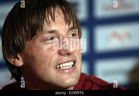 Le club allemand de Bundesliga Hambourg SV de neuf signé de la gâche, international croate Ivica Olic, sourit à sa présentation à Hambourg, Allemagne, le mardi, 30 janvier 2007. Olic CSKA Moscou Fédération de gauche pour enregistrer le travail Hambourg entraîneur en chef Thomas Doll. Photo : Kay Nietfeld Banque D'Images