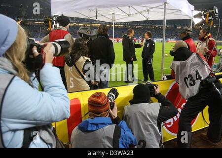 L'entraîneur-chef de Hambourg Thomas Doll R (retour) est photographié par plusieurs journalistes lors d'une entrevue avant le match de Bundesliga Hambourg SV vs Energie Cottbus à AOL Arena de Hambourg, Allemagne, mercredi, 31 janvier 2007. Photo : Maurizio Gambarini (ATTENTION : période de blocage ! Le LDF permet la poursuite de l'utilisation des images dans l'IPTV, les services mobiles et autres technologies nouvelles Banque D'Images