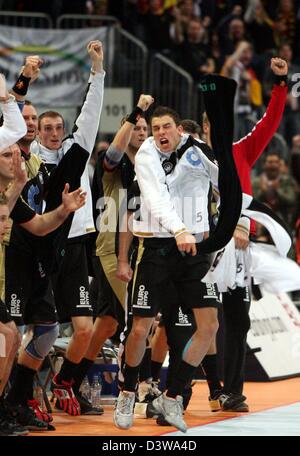 Joueurs allemands (L-R) HChristian Schwarzer, Holger Glandorf, Pascal Hens und Dominik Klein cheer au bord du champ au cours de la 2007 demi-finale du Championnat du Monde de Handball l'Allemagne contre la France à Koelnarena à Cologne, Allemagne, le jeudi 01 février 2007. Photo : Franz-Peter Tschauner Banque D'Images