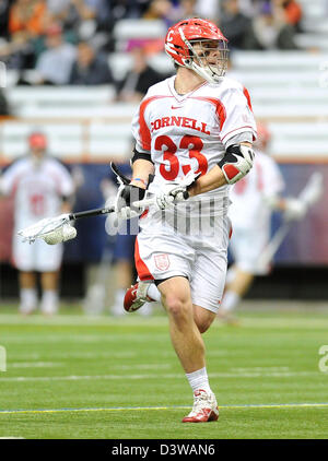 Syracuse, New York, USA. 24 février 2013. Big Red de Cornell # 33 le milieu de terrain Connor Buczek durs à l'objectif au cours du deuxième trimestre d'une partie de crosse NCAA entre les hommes d'Hobart et du Cornell Big Red au Carrier Dome à Syracuse, New York. Credit : Cal Sport Media / Alamy Live News Banque D'Images