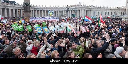 La cité du Vatican. Feb 24, 2013. Les gens sont réunis à la place Saint-Pierre le 24 février 2013 à écouter la dernière prière de l'Angélus du Pape Benoît XV bientôt démissionner Crédit : afp/Alamy Live News Banque D'Images