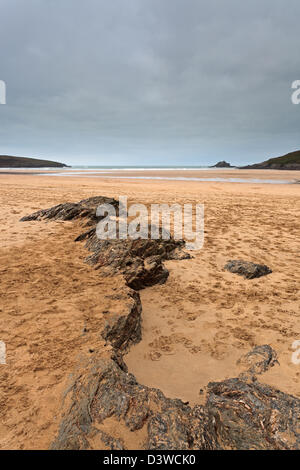 Une formation rocheuse dans le sable à la plage de Crantock à Cornwall, en Angleterre. Banque D'Images