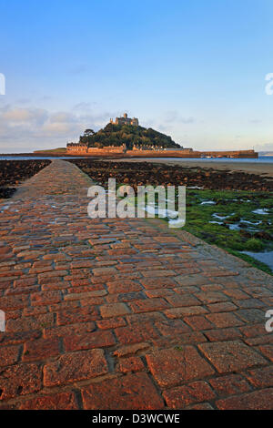 St Michael's Mount à Cornwall en Angleterre avec la marée basse révélant la chaussée pavée qui mène à l'île Banque D'Images