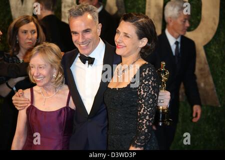 Los Angeles, USA. 24 février 2013. Doris Kearns Goodwin historien (l-r), l'acteur Daniel Day-Lewis, et Rebecca Miller arrivent à la Vanity Fair Oscar Party Tour au coucher du soleil à West Hollywood, Los Angeles, USA, le 24 février 2013. Photo : Hubert Boesl/dpa/Alamy Live News Banque D'Images