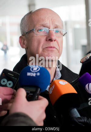 Bochum, Allemagne. Feb 25, 2013. Rainer Einenkel, président de la commission travaille à l'usine Opel de Bochum, parle aux journalistes à Bochum, Allemagne, 25 février 2013. Une réunion de travail a eu lieu à l'usine Opel de Bochum. Le personnel de l'usine, qui est menacée de fermeture, s'est réuni dans une salle à l'usine, qui n'est pas ouvert au public, selon un porte-parole de l'entreprise. Photo : BERND THISSEN/dpa/Alamy Live News Banque D'Images