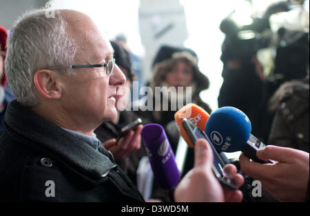 Bochum, Allemagne. Feb 25, 2013. Rainer Einenkel, président de la commission travaille à l'usine Opel de Bochum, parle aux journalistes à Bochum, Allemagne, 25 février 2013. Une réunion de travail a eu lieu à l'usine Opel de Bochum. Le personnel de l'usine, qui est menacée de fermeture, s'est réuni dans une salle à l'usine, qui n'est pas ouvert au public, selon un porte-parole de l'entreprise. Photo : BERND THISSEN/dpa/Alamy Live News Banque D'Images