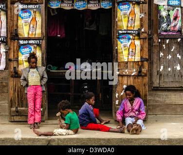 Les enfants jouer dehors une supérette Andasibe Perinet ou village Madagascar Banque D'Images