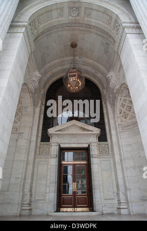 L'entrée de la ville de New York de la succursale principale de la bibliothèque publique à Manhattan, New York, NY. Banque D'Images