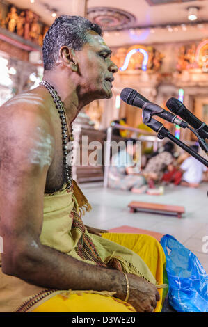 Portrait d'un prêtre hindou Sri Veeramakaliamman chantant à l'intérieur de temple, Singapore, Asia Banque D'Images