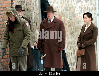 Görlitz, Allemagne. 25 février 2013. Producteur de films américain Wes Anderson (L) extras montre où se tenir pendant le tournage sur le tournage du film 'The Grand Budapest Hotel' à Goerlitz, Allemagne, 25 février 2013. Aujourd'hui dans le centre-ville historique, le tournage est en cours dans diverses rues pour les scènes de la production hollywoodienne. Le tournage se poursuivra jusqu'en avril à Goerlitz. Photo : JENS TRENKLER/dpa/Alamy Live News Banque D'Images