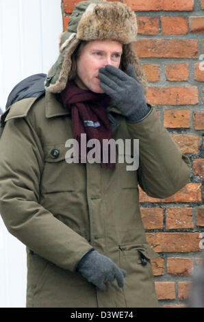 Görlitz, Allemagne. 25 février 2013. Producteur de films américain Wes Anderson se tient sur le plateau pendant le tournage du film 'The Grand Budapest Hotel' à Goerlitz, Allemagne, 25 février 2013. Aujourd'hui dans le centre-ville historique, le tournage est en cours dans diverses rues pour les scènes de la production hollywoodienne. Le tournage se poursuivra jusqu'en avril à Goerlitz. Photo : JENS TRENKLER/dpa/Alamy Live News Banque D'Images