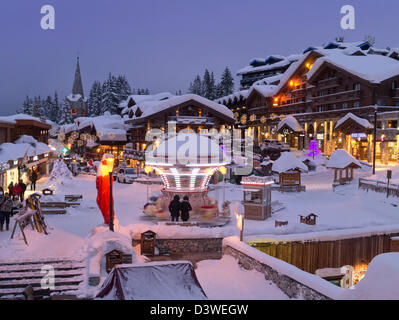 Alpes Françaises, trois vallées Courchevel 1850 au crépuscule dans la neige profonde Banque D'Images