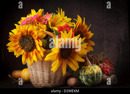 Nature morte à la chasse d'automne sur fond de bois Banque D'Images