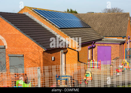 Une école maternelle de Seaton, près de Workington Cumbria UK, avec des panneaux solaires sur le toit. Banque D'Images