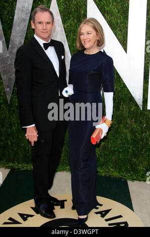 CATHERINE O'HARA & GUEST 2013 VANITY FAIR OSCAR PARTY SUNSET TOWER LOS ANGELES CALIFORNIA USA 24 Février 2013 Banque D'Images