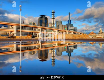 Paysage urbain moderne avec des réflexions dans une flaque de Kobe, au Japon. Banque D'Images