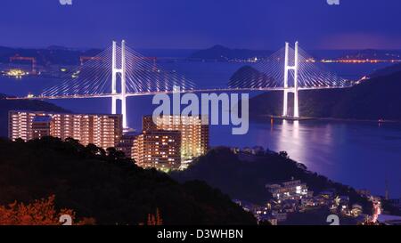 Enjambant la baie de Nagasaki, Japon. Banque D'Images