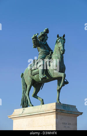 Statue de Louis XIV, roi Soleil, au Palais de Versailles, France Banque D'Images