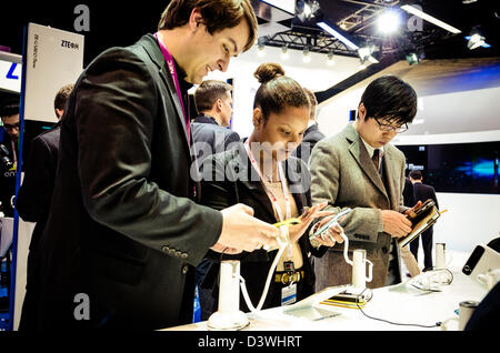 Barcelone, Espagne. 25 Février 2013 : Des milliers de visiteurs inspecter les nouveaux téléphones intelligents et tablettes au Mobile World Congress 2013. Banque D'Images