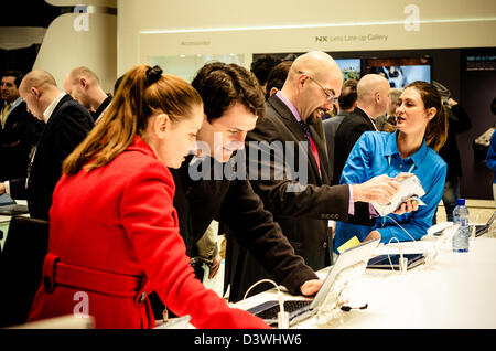 Barcelone, Espagne. 25 Février 2013 : Des milliers de visiteurs inspecter les nouveaux téléphones intelligents et tablettes au Mobile World Congress 2013. Banque D'Images