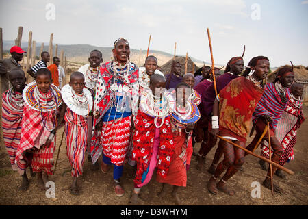 Un masaï partie de mariage est en cours avec les jeunes hommes et les jeunes filles danser autour du village. Banque D'Images