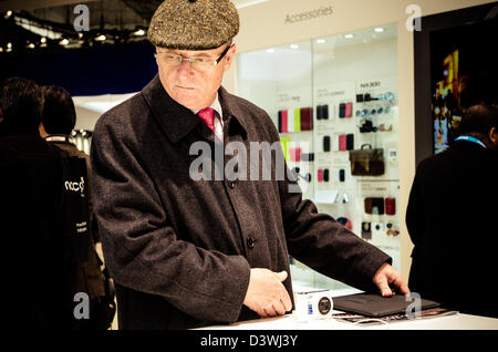 Barcelone, Espagne. 25 Février 2013 : Des milliers de visiteurs inspecter les nouveaux téléphones intelligents et tablettes au Mobile World Congress 2013. Banque D'Images