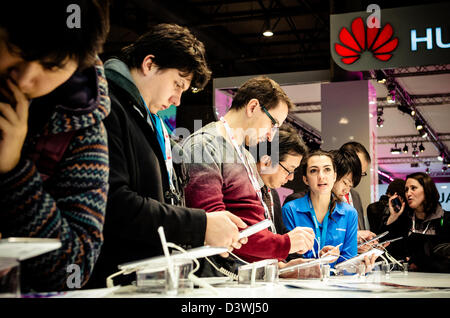 Barcelone, Espagne. 25 Février 2013 : Des milliers de visiteurs inspecter les nouveaux téléphones intelligents et tablettes au Mobile World Congress 2013. Banque D'Images