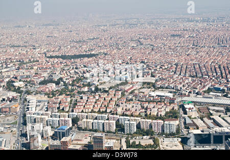 Une vue aérienne des immeubles d'appartements d'une banlieue résidentielle occidentale tentaculaire de la ville d'Istanbul, du côté européen, en Turquie. Banque D'Images