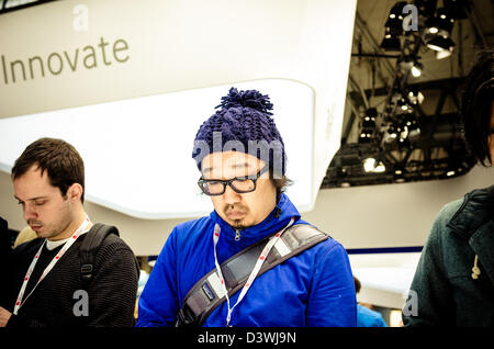 Barcelone, Espagne. 25 Février 2013 : Des milliers de visiteurs inspecter les nouveaux téléphones intelligents et tablettes au Mobile World Congress 2013. Banque D'Images