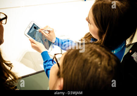 Barcelone, Espagne. 25 Février 2013 : Des milliers de visiteurs inspecter les nouveaux téléphones intelligents et tablettes au Mobile World Congress 2013. Banque D'Images