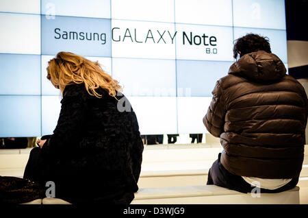 Barcelone, Espagne. 25 Février 2013 : les visiteurs ayant une pause au Mobile World Congress 2013. Banque D'Images