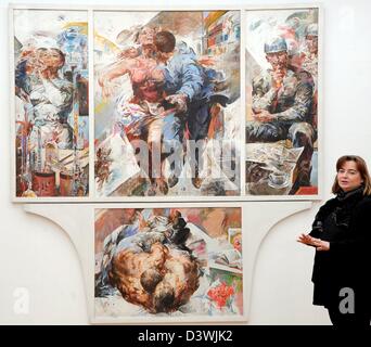 Norderstedt, Allemagne, le 25 février, 2013. La fille de Sitte, musicologue Sarah Rohrberg (L) se place en avant de la prédelle avec tryptych 'Amour' (1971) de l'artiste Willi Sitte dans l'exposition 'Leben mit Lust und Liebe" (lit : la vie avec passion et l'amour) dans le Willi Sitte Gallery à Norderstedt, Allemagne, 25 février 2013. Environ 55 peintures et dessins de l'artiste peintre contemporain controversé Willi Sitte est montré ici jusqu'en janvier 2013. Sitte, qui est gravement malade, vous tournez à 92 le 28 février. Photo : Waltraud Grubitzsch Banque D'Images