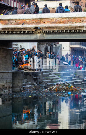 La crémation au temple de Pashupatinath, Katmandou, Népal Banque D'Images