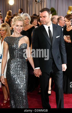 Hollywood, Californie, États-Unis 24 Feb, 2013. Naomi Watts et mari Liev Schreiber arrivent à la cérémonie des Oscars à Hollywood & Highland Center le 24 février 2013 à Hollywood, Californie. Banque D'Images