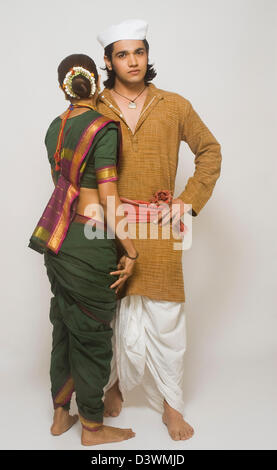 Danseurs debout ensemble en robe Maharashtrian traditionnels Banque D'Images