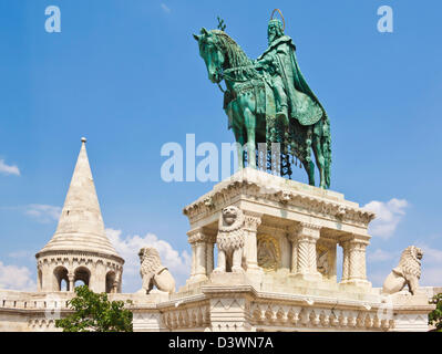 Tours et arcades de la bastion des pêcheurs avec statue équestre du roi Stephen Budapest, Hongrie, Europe, UE Banque D'Images