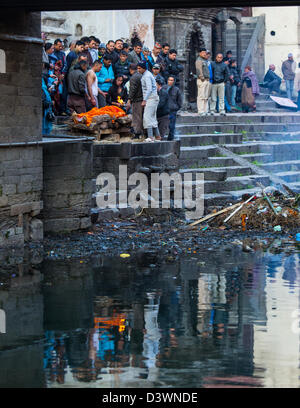 La crémation au temple de Pashupatinath, Katmandou, Népal Banque D'Images