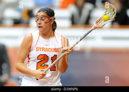 24 février 2013 - Syracuse, New York, États-Unis - 24 Février 2013 : Orange/Syracuse attaque le milieu de Kayla Treanor # 21 analyse le champ pendant la seconde moitié d'un basket partie de crosse entre le Virginia Cavaliers et l'Orange de Syracuse au Carrier Dome à Syracuse, New York. Virginie battu Syracuse 10-9. Banque D'Images