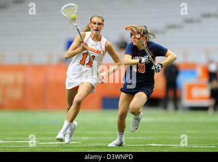 24 février 2013 - Syracuse, New York, États-Unis - 24 Février 2013 : le milieu de l'Orange de Syracuse Amy Cross # 11 disques durs pour l'objectif autour de Virginia Cavaliers humains Maddy Keeshan # 19 pendant la seconde moitié d'un basket partie de crosse entre le Virginia Cavaliers et l'Orange de Syracuse au Carrier Dome à Syracuse, New York. Virginie battu Syracuse 10-9. Banque D'Images