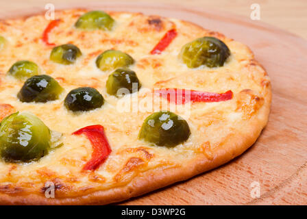 Pizza aux légumes avec les choux de Bruxelles.L'Italien jusqu'kitchenclose Banque D'Images