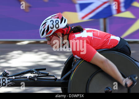 Patricia Keller de Suisse (SUI) dans le marathon en fauteuil roulant T54 dans le centre commercial durant les Jeux Paralympiques de Londres 2012. Banque D'Images