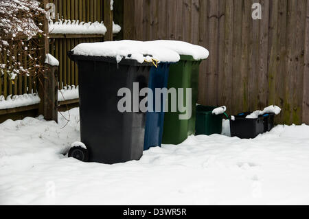 La neige a couvert les bacs de recyclage Banque D'Images