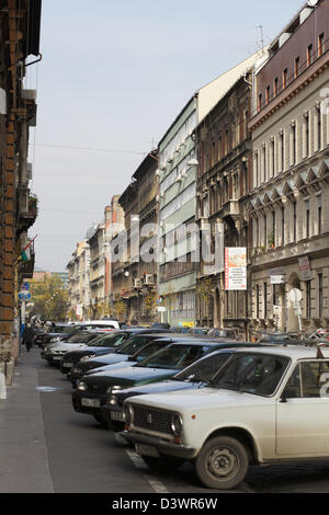 Budapest, Hongrie, voitures en stationnement au centre-ville Banque D'Images