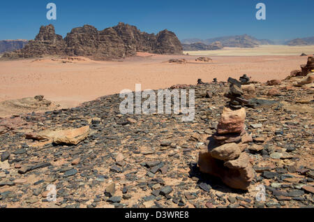 Le Wadi Rum dans les déserts de Jordanie et rendu célèbre par Lawrence d'Arabie Banque D'Images