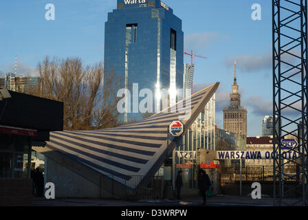 Toit moderne au-dessus de la gare Warszawa Ochota et tours de Varsovie Banque D'Images