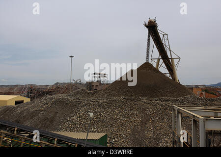 Le minerai de cuivre verser un convoyeur à FQM Kansanshi mine (orientation paysage) Banque D'Images