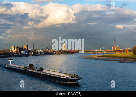 Navire Cargo, fret sur Rhin, Duisburg, Allemagne. Banque D'Images