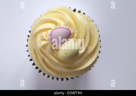 Mini cupcake avec oeufs de pâques isolé sur fond blanc Banque D'Images