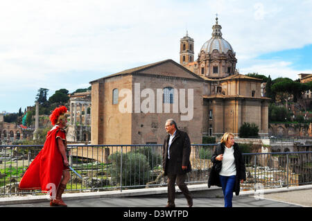 Un soldat romain tente d'attirer l'attention des touristes sur la Via del Fori Imperiall Road, Rome, Italie Banque D'Images